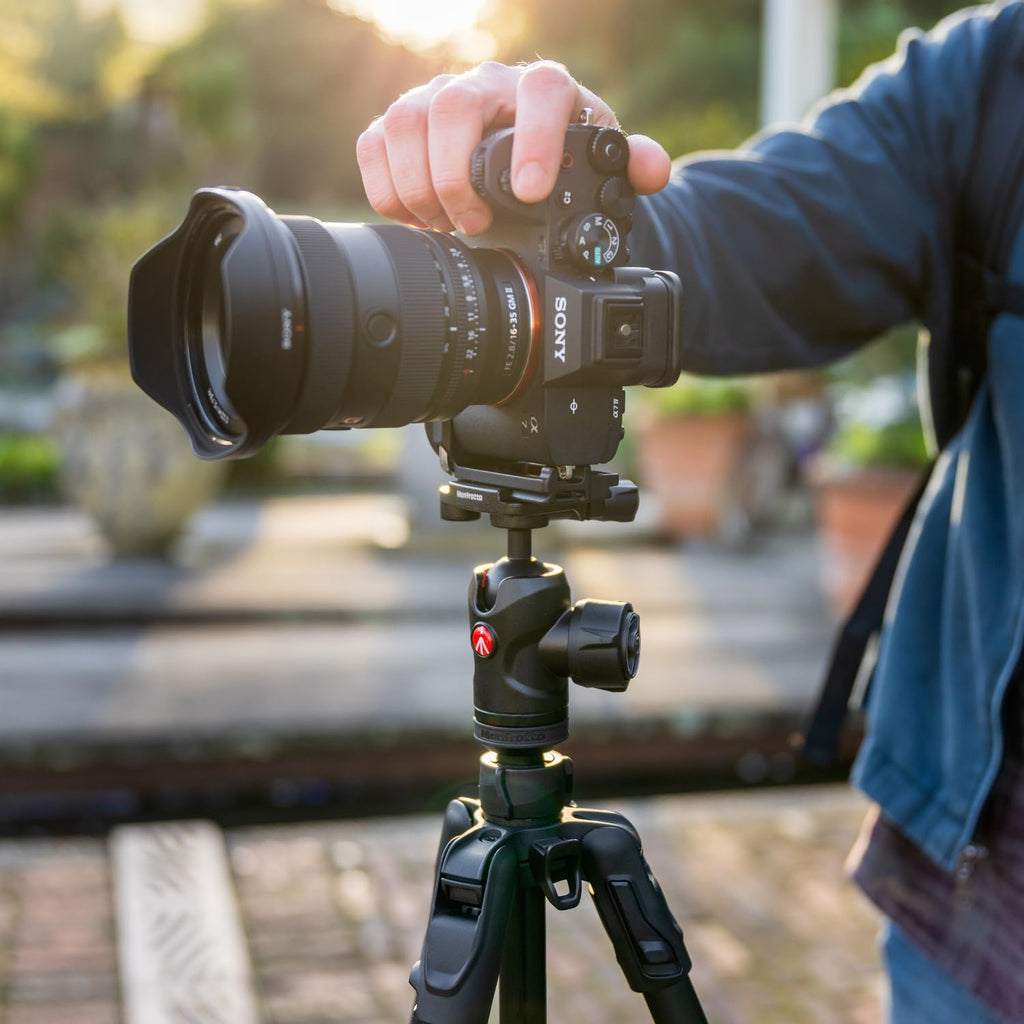 Manfrotto Befree Advanced Camera Tripod with Lever Closure, Portable and Compact Travel Tripod Kit with Ball Head, Aluminum Tripod for DSLR Reflex and Mirrorless Cameras, Camera Accessories